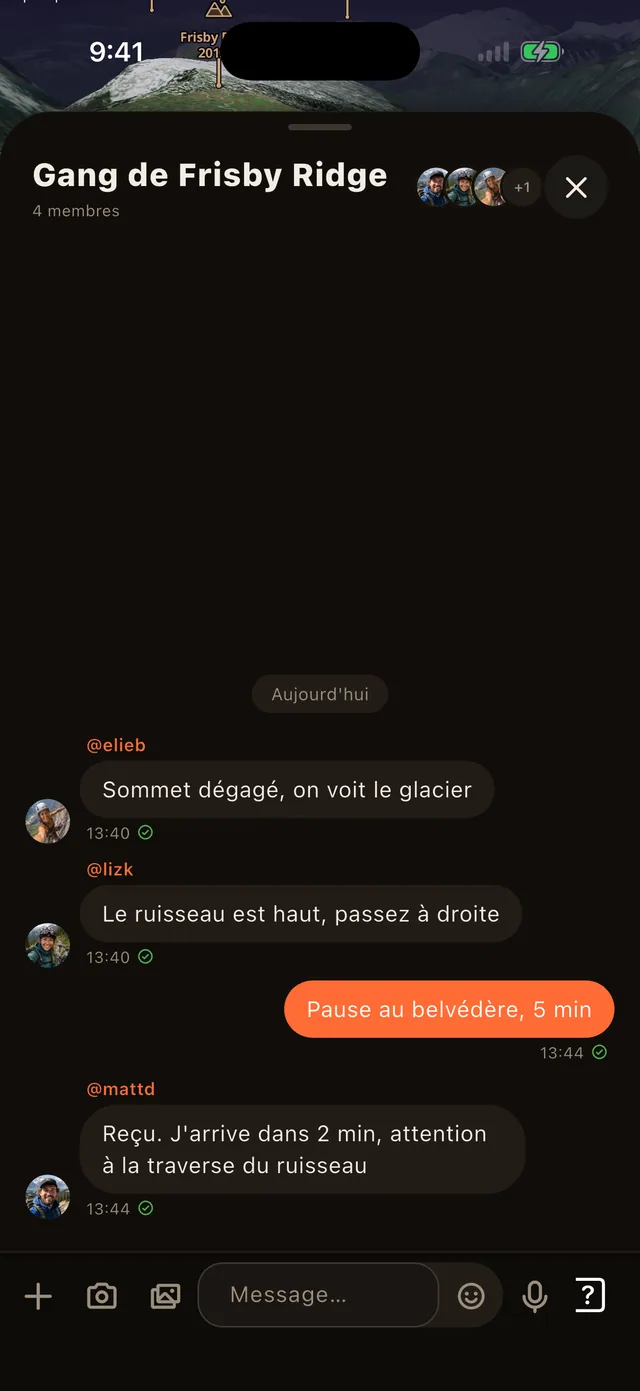 Écran de clavardage de groupe avec des messages livrés par le réseau maillé