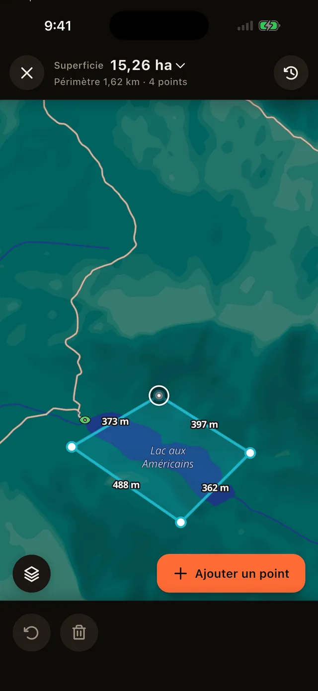 Une superficie tracée autour d'un lac, avec sa superficie et son périmètre